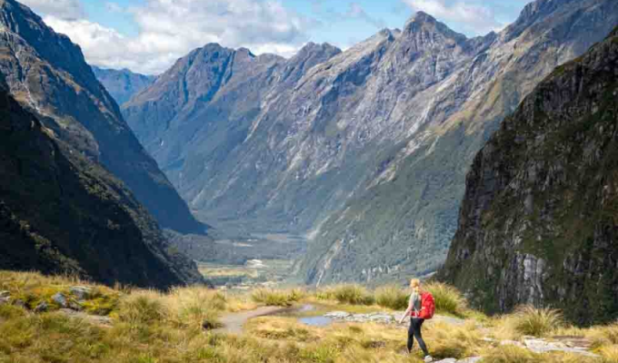 Những thách thức địa hình đặc biệt của đường mòn Milford ở New Zealand và cách chuẩn bị